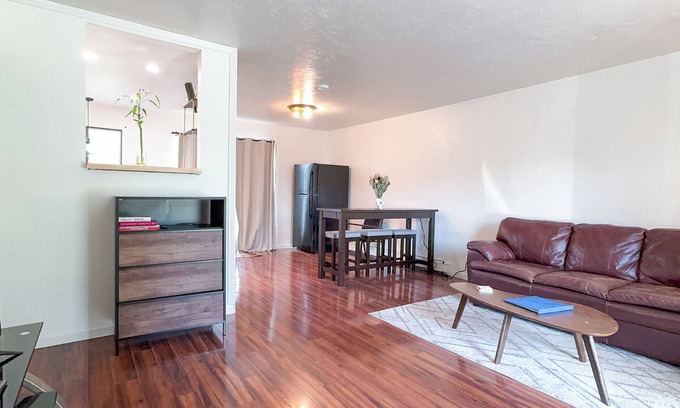 Mendenhall Valley Condo | Cozy Red Condo Retreat