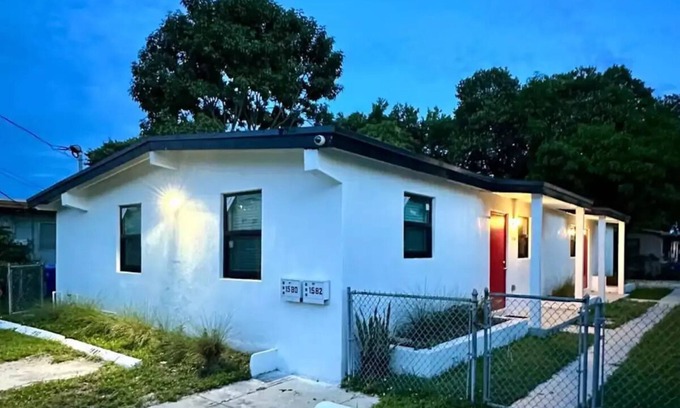 Liberty City House | Cozy Retreat, centralized location
