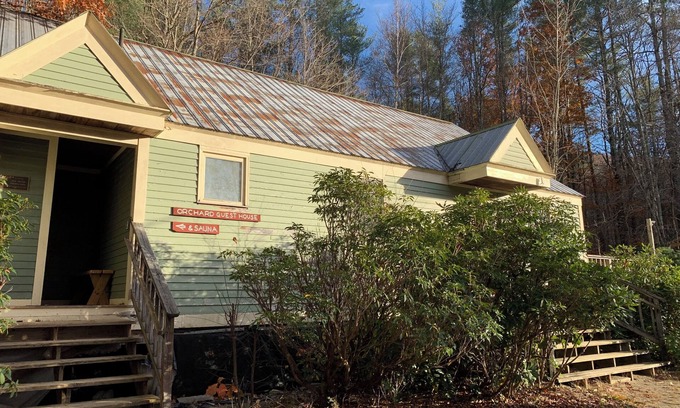 Rowe Bed & Breakfast | Cozy Retreat in the Berkshires - Cherry Room in Orchard Guest House