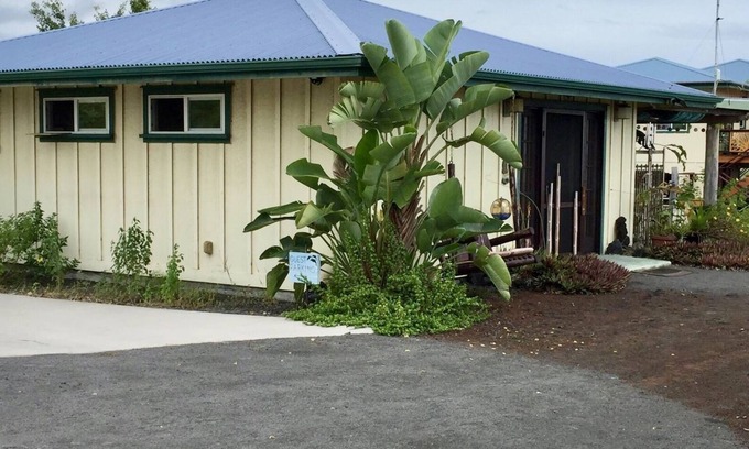 Captain Cook Apartment | Cozy retreat steps from the ocean with pool