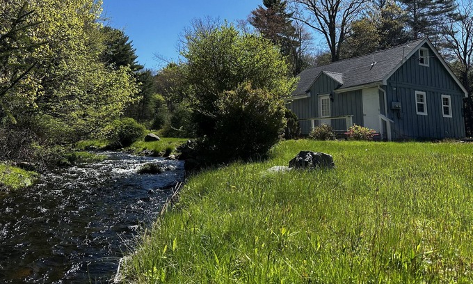 Canadensis Cottage | Cozy Riverfront 2BR 1BA Escape - Mins from Kalahari and Camelback