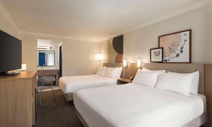 Sarasota Hotel | Cozy Room w/Free Breakfast & Pool, Minutes from Siesta Beach, Parking