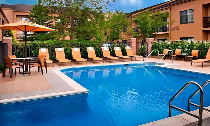 Middletown Hotel | Cozy Room w/Hot Tub, Pool Access, and Free Parking Near Naval Station Newport