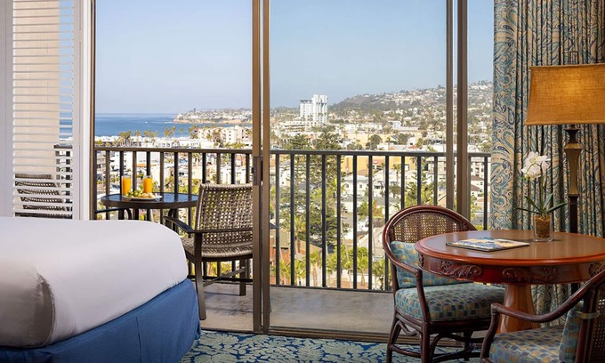 Crown Point Hotel | Cozy Room w/Ocean Views Perfect for Families – Kid-Friendly Activities, Pool