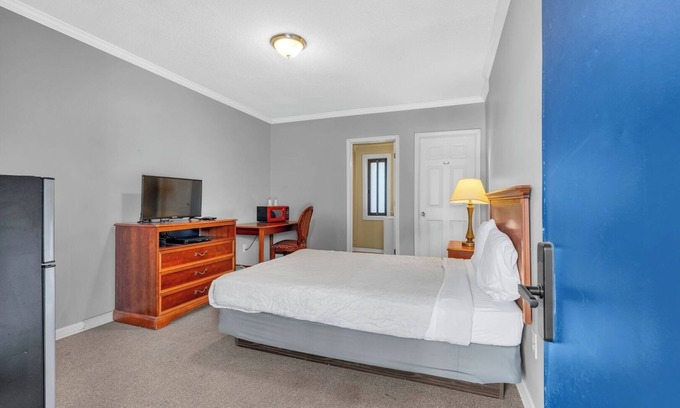 Riverview Apartment | Cozy Room With Private Bath in Brownstown