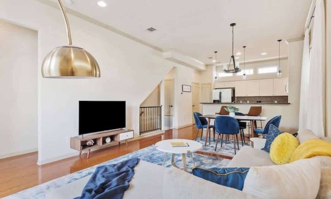 Zilker House | Cozy S. Lamar Monthly Furnished 2/2.5 w Office!