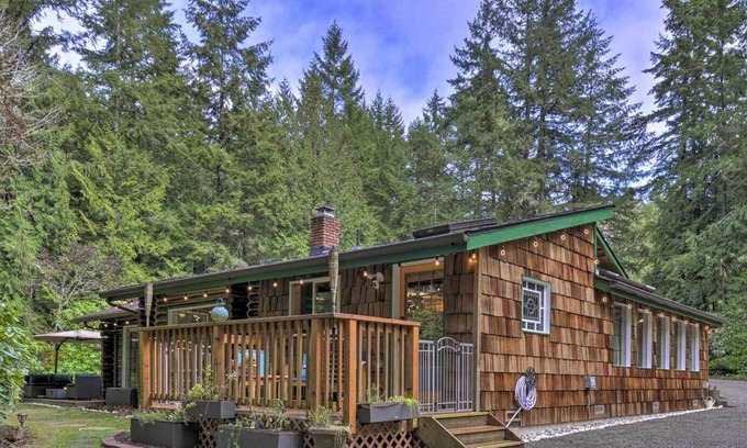 Silverdale Cabin | Cozy Seabeck Hideaway w/ Hot Tub & Fire Pits