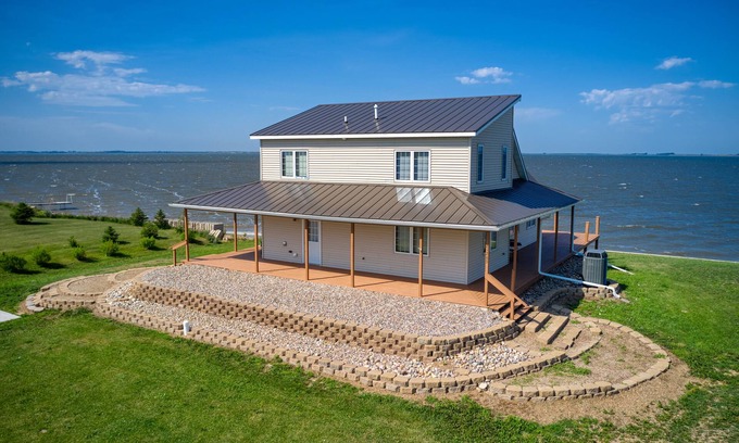 Lake Preston Cabin | Cozy & secluded private beach side home