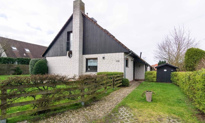 Harlesiel House | Cozy semi-detached house with fireplace and beautiful garden to relax.