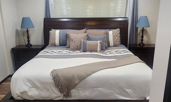 Tahoe Island House | Cozy Ski retreat in South Lake Tahoe. Close to Heavenly Village and Tahoe Keys!