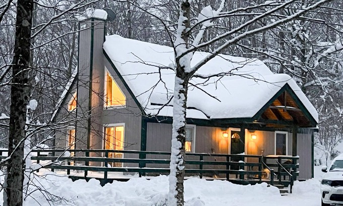 Stratton Mountain House | Cozy ski retreat 7 minutes from Stratton's Sunbowl!