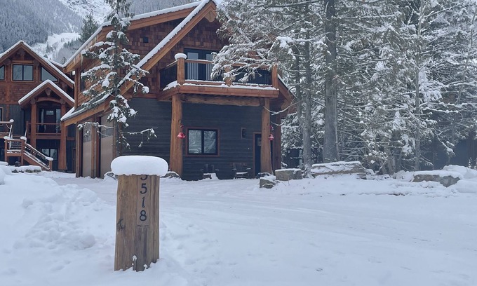 East Kootenay Ski Chalet | Cozy Ski Retreat with Moutain View/Ski In Property/Hot tub/5 mins to the Lifts