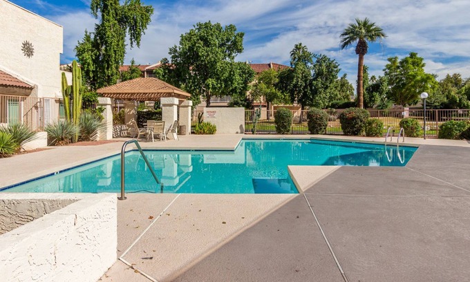 Lake Biltmore Village Condo | ⭐️⭐️⭐️⭐️⭐️, Cozy- Spacious, Ground Level, 2BR/2BA Condo. Points West Condos