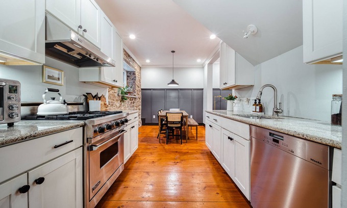 Stockton House | Cozy Stone House in Downtown Stockton
