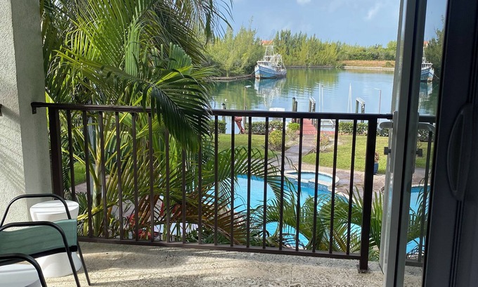 Greening Glade Apartment | Cozy studio across the street from beach with AC, WiFi