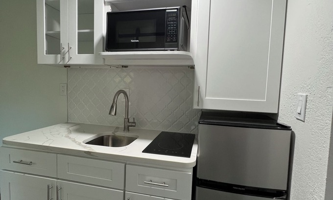 Oak Ridge Apartment | Cozy Studio minutes away from theme park, less than 5 miles from major highways