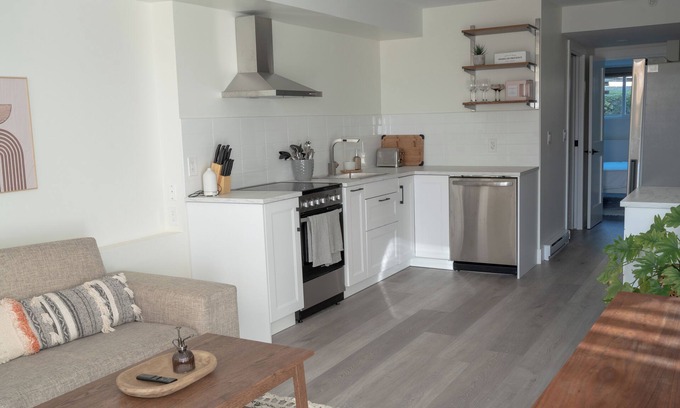 White Rock Apartment | Cozy studio suite, walking distance to the beach and restaurants!