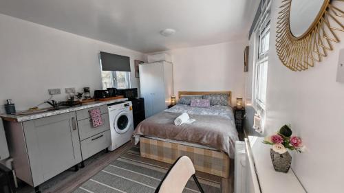 Jubilee House | Cozy studio with Netflix & chill & Parking