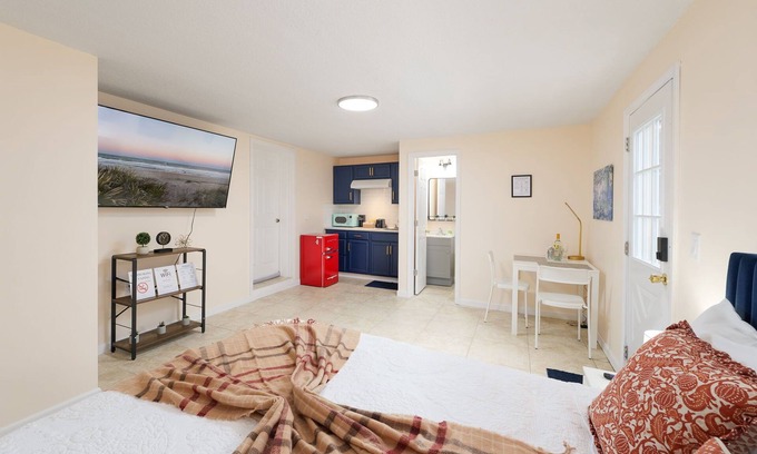 Southside Apartment | Cozy Studio with private entrance
