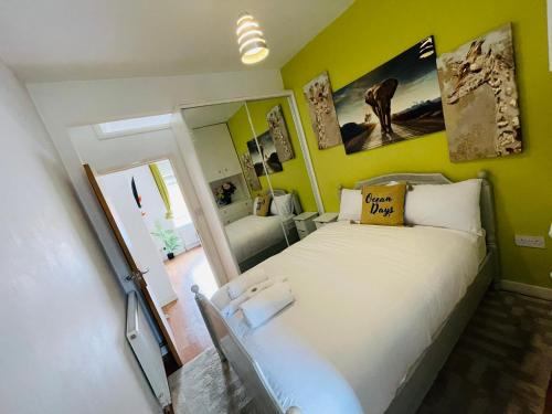 Thorpe Satchville Apartment | cozy & stylish one bedroom apartment
