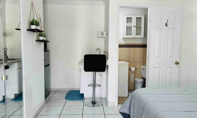 Kendale Lakes House | Cozy Suite With Private Entrance Near Dolphin Mall & Airport