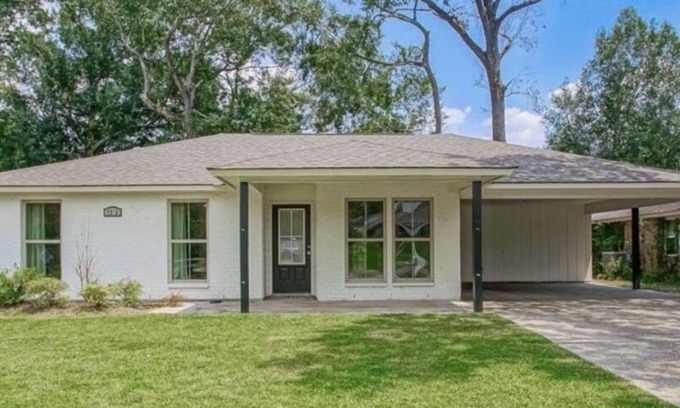 Old Jefferson House | Cozy three bedroom two bath minutes away from anything desire in Baton Rouge