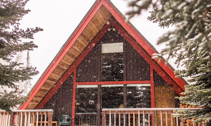 Whitefish Cabin | Cozy traditional A-frame Cabin, SKI IN AND OUT!