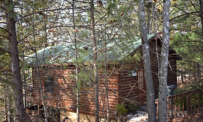Walnut Shade Resort | Cozy Tree house Cabin -Mins. from Branson-bfst-hot tub-winery-brewery