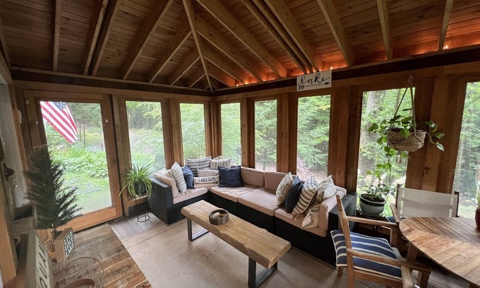 Holderness House | Cozy, updated 3bd home in Holderness-Squam Lake- walk to town-AC!