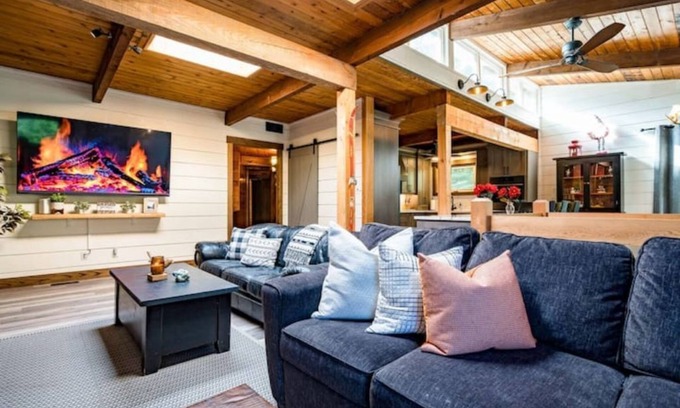 The Blue Mountains Ski Chalet | Cozy upgraded Chalet Hot Tubs Sauna Fireplace