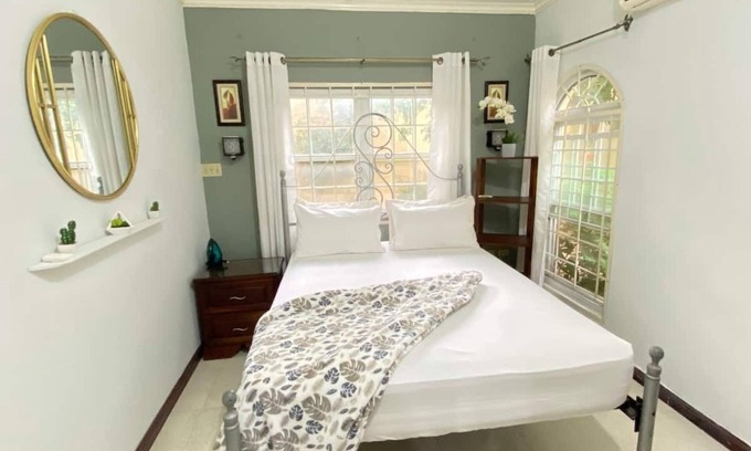 Barbican Apartment | Cozy upscale apartment centrally located in Kingston 6