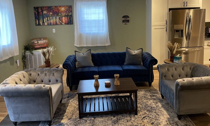 Knoxville House | Cozy Upstairs Home