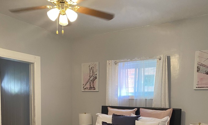East Flatbush House | Cozy Urban Apartment! Private & Perfect for long stays! W/ High speed Internet.