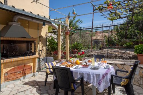 Lazarata Apartment | Cozy Village Nest