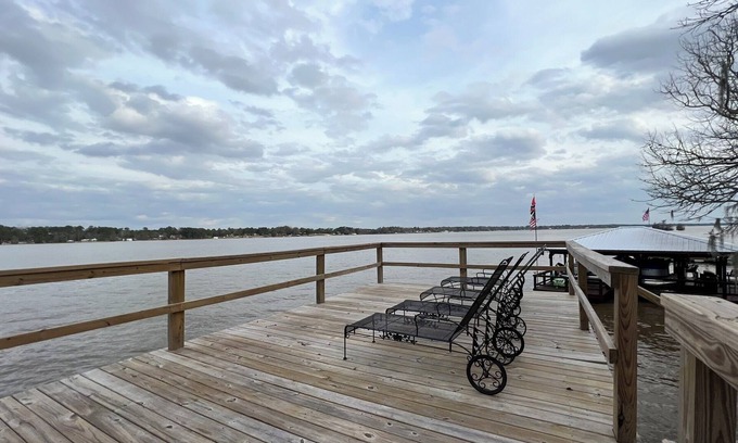 Cobb House | Cozy Water Front Home with Panoramic Lake View