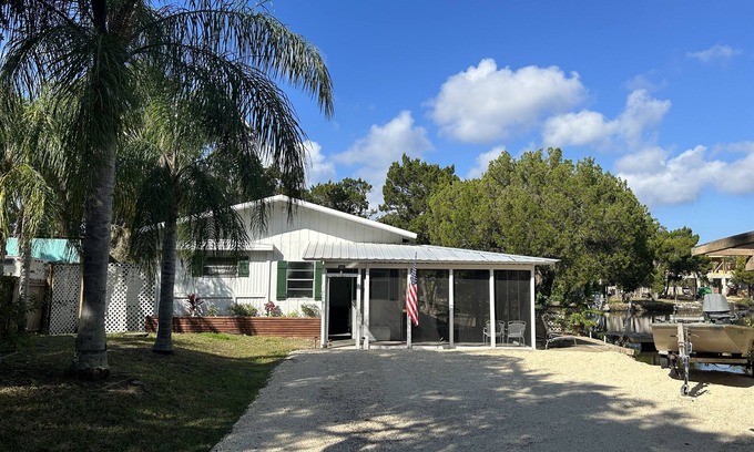 Crystal River House | Cozy Waterfront Fish Camp- Catch Dinner from your Dock!