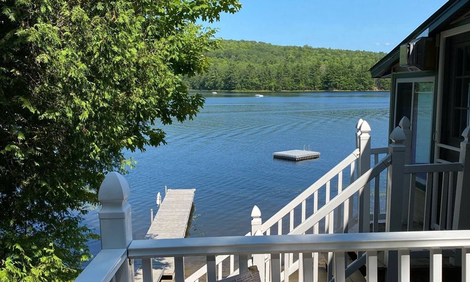 Eddington Cottage | Cozy, Waters Edge on Springy Pond