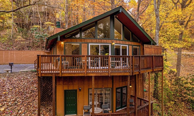 Chalet Village Ski Chalet | ❤Cozy Winter fest⛰ Theater/Hot Tub/5min to GSMNP/WiFi/Close to Gatlinburg