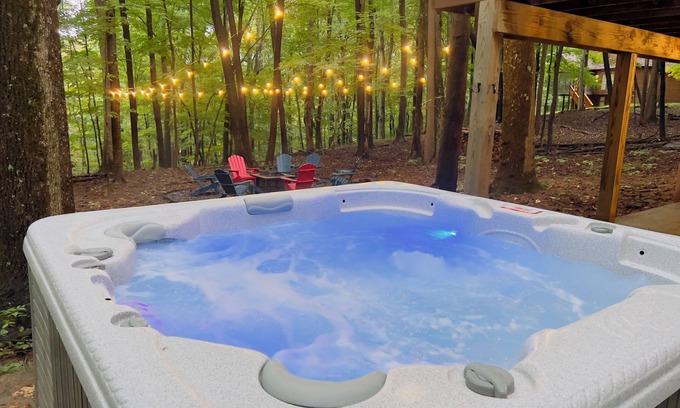 Berkeley Springs Cabin | Cozy Wooded Retreat near Cacapon State Park w/Fire Pit. Pet-Friendly!