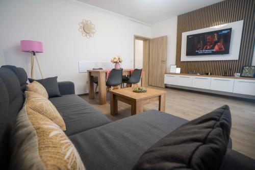 Tractorul Apartment | CozyHome