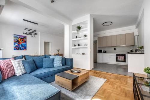 Pangrati Apartment | Cozyopolis - Timeless 3-BR Escape in Athens