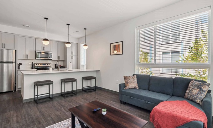 Indianapolis Apartment | CozySuites Ayr | parking, pool, gym #06