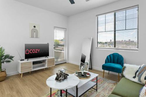 Glendale Sports and Entertainment District Apartment | CozySuites Glendale by the stadium with pool 08