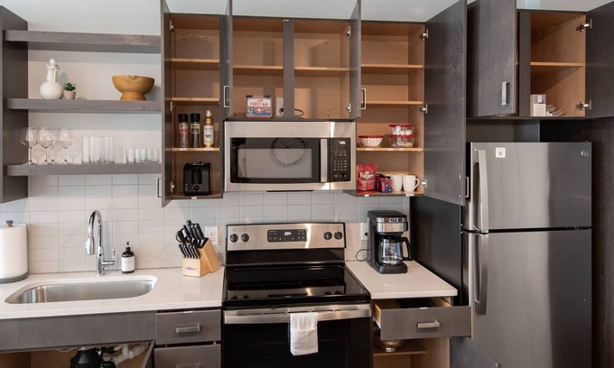 Central Business District Apartment | Cozysuites l Stylish 1BR in Downtown Cincinnati
