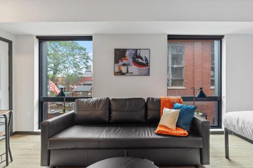 Lockerbie Square Apartment | CozySuites on Mass with garage parking #13