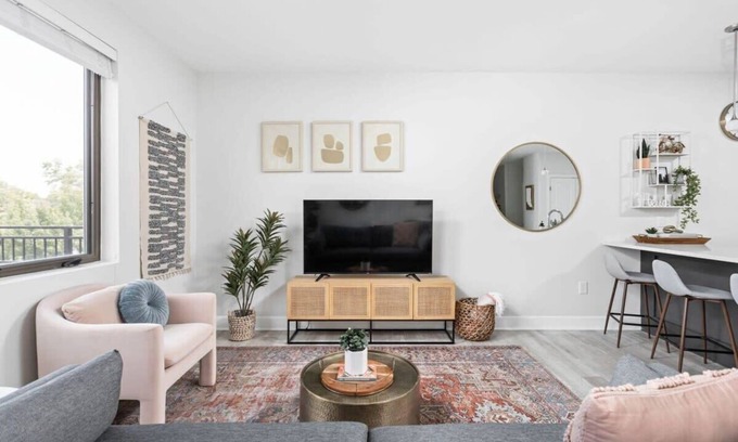 Meridian-Kessler Apartment | CozySuites Stylish 2BR at Meridian Kessler