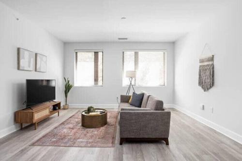 Meridian-Kessler Apartment | CozySuites Upscale Modern 2BR Broad Ripple