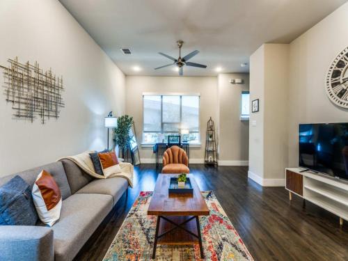Old East Dallas House | CozySuites Uptown 3BR King Beds Skyline View