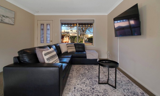 Wagga Wagga Apartment | Crampton Comforts - Walk to CBD, Cosy & Homely