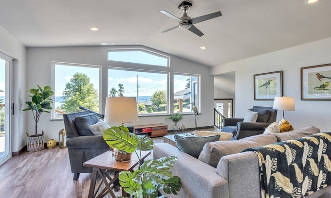 Greenbank House | CRANES LANDING HIDDEN BEACH HOME - Whidbey Island 3BR w/Ocean Views by RedAwning